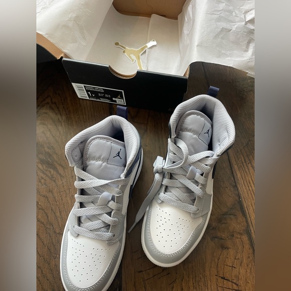 New Nike Air Jordan 1 Mid Wolf Grey Midnight blue Kids Sz 1 Brand New with Box - Picture 6 of 13